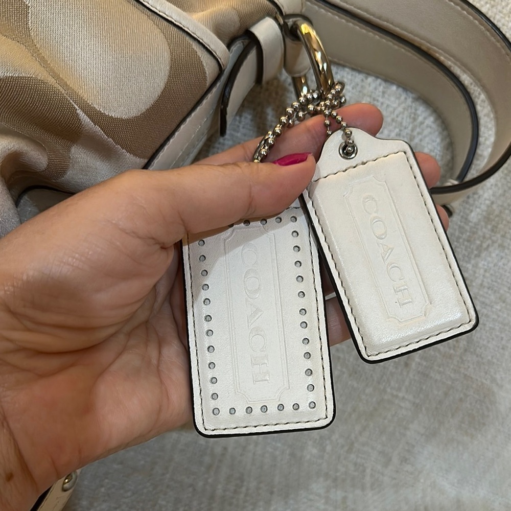 Coach Bag. (PRICE IS FIRM) - Picture 4 of 13